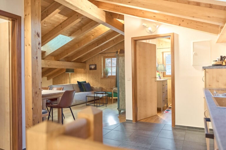 Blick von der Küche in den Wohn- und Essbereich der Ferienwohnung Geigelstein.