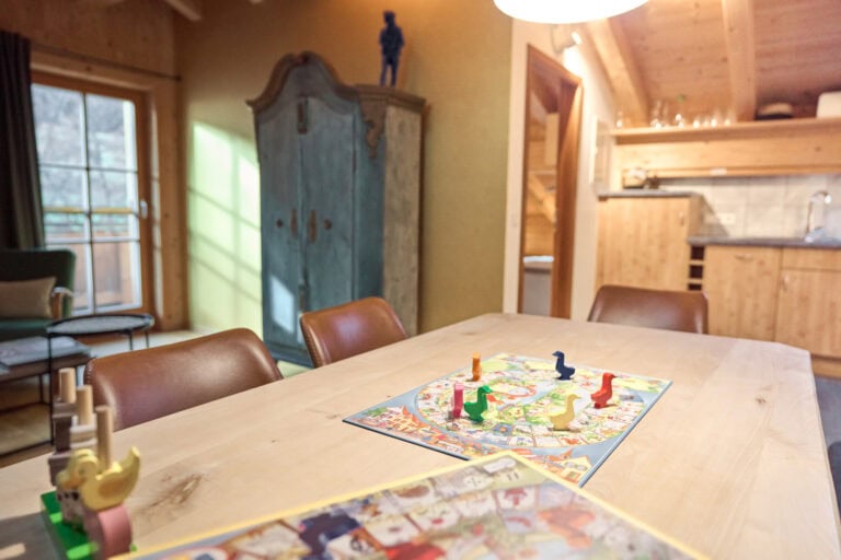 Ein Tisch mit Spielbrett im Wohn- und Essbereich in der Ferienwohnung Geigelstein.